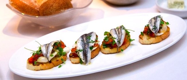 Брускетта с сельдью