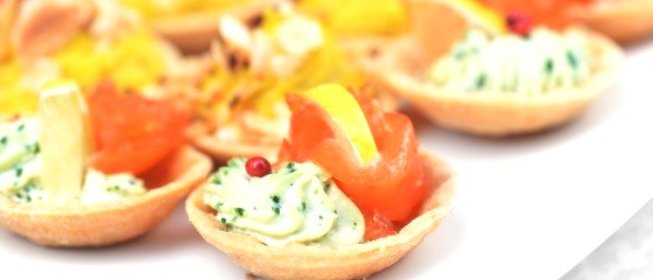 Тарталетки с лососем и авокадо