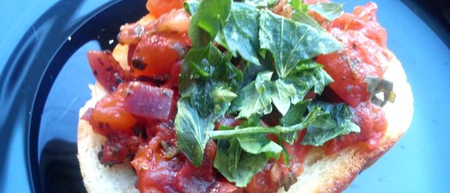 Брускетта с помидорами, красным луком и базиликом