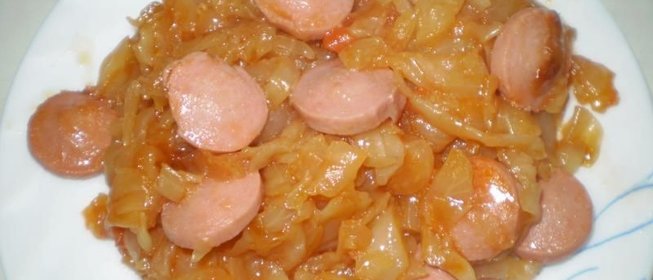 Сосиски с капустой тушеной