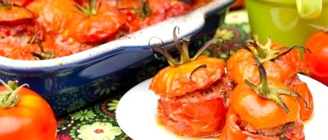 Запечённые помидоры с начинкой из мяса и сладкого перца