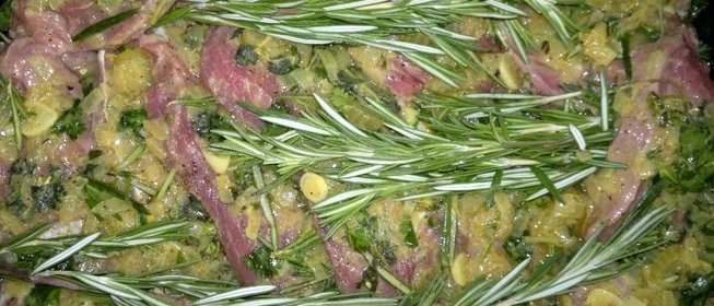 Запеченная говядина с картофелем и розмарином