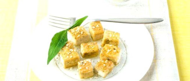 Теплый тофу под острым чесночным соусом