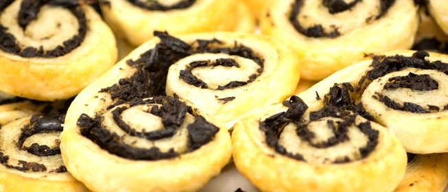 Завитки из слоеного теста с тапенадом