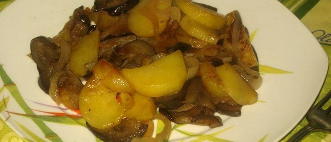 Жареный картофель с баклажаном и луком