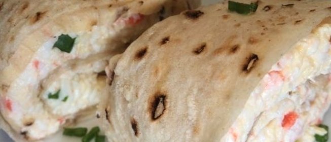 Лаваш с крабовыми палочками и чесноком