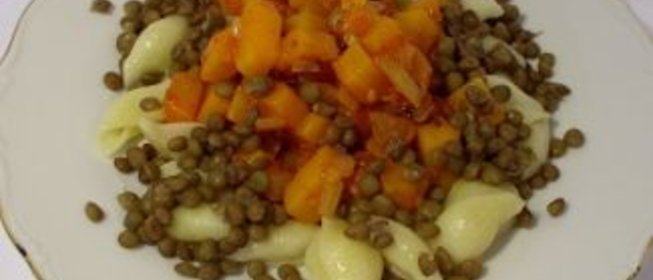 Паста с чечевицей и тыквенным соусом