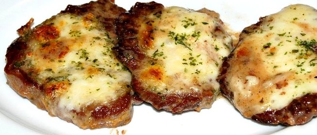 Нежная жаренная говядина с сыром