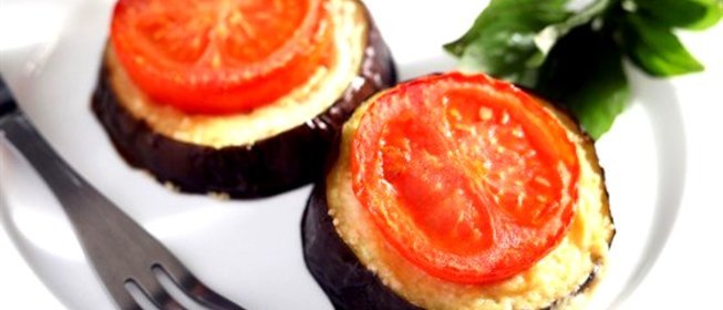 Печеные баклажаны с помидорами и сыром
