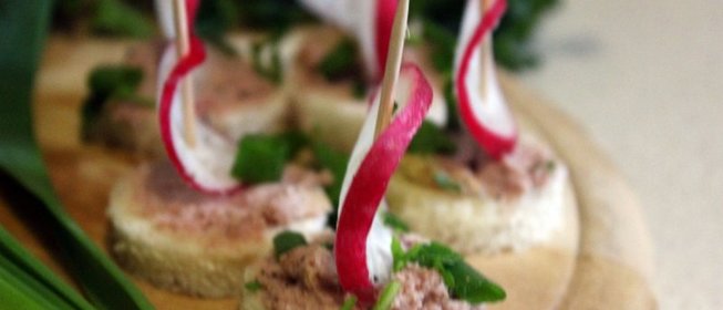 Канапе со сливочным паштетом из индейки и редисом