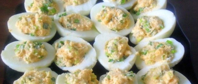 Яйца фаршированные икрой мойвы