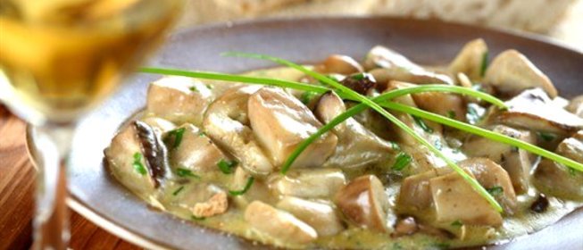 Грибы тушеные, в сливках