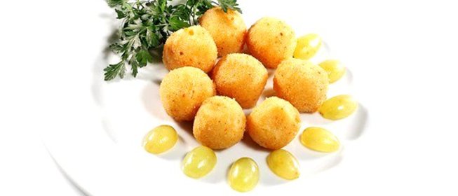 Сырные крокеты с миндалем и горчичным соусом