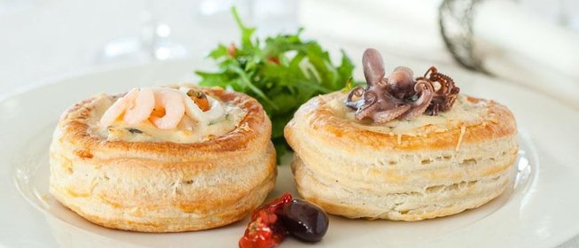 Волованы из слоеного теста с морским жульеном