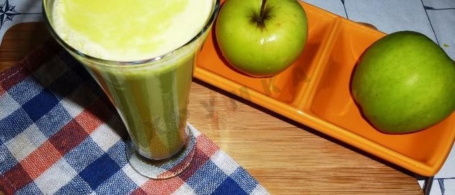 Свежевыжатый сок из сельдерея и яблок
