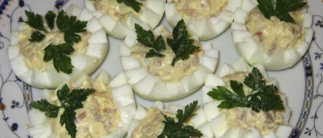 Фаршированные яйца с маринованными вешенками