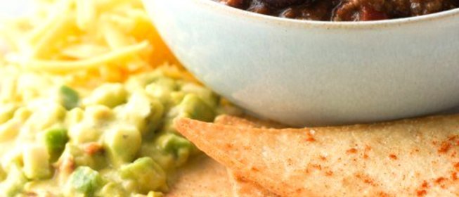 Закуска из черной фасоли, томатов и авокадо