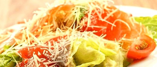 Салат Цезарь с лососем