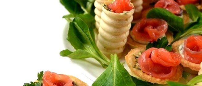 Тарталетки с семгой и сыром