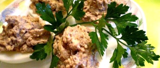 Яйца фаршированные печенью и луком