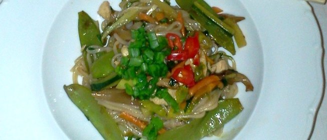 Тайская рисовая лапша с курицей и овощами