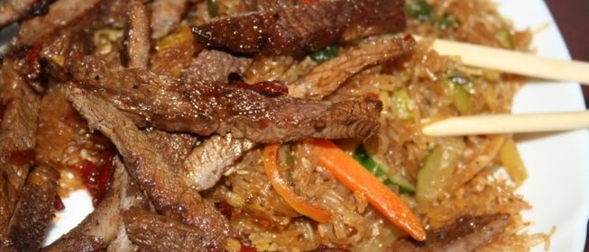 Острая говядина в соевом соусе с красным перцем с гарниром из фунчезы с овощами