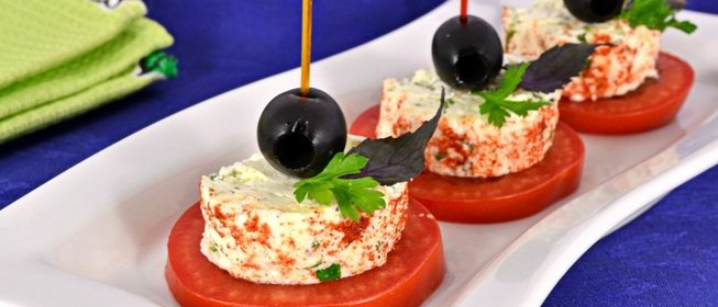 Закуска из помидоров, феты и оливок