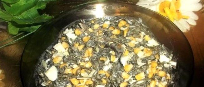 Салат из морской капусты с яйцами