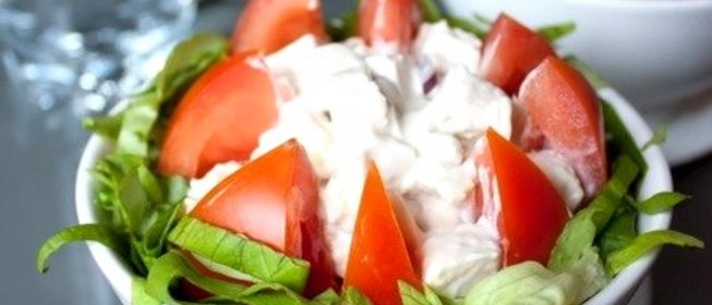 Салат из курицы и помидоров