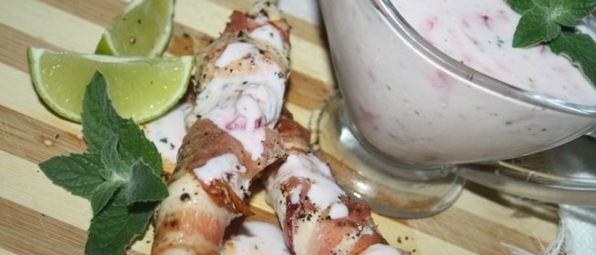 Куриные шпажки с мятно-вишневым соусом на основе йогурта