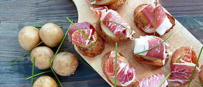 Закуска с картофелем и пармской ветчиной