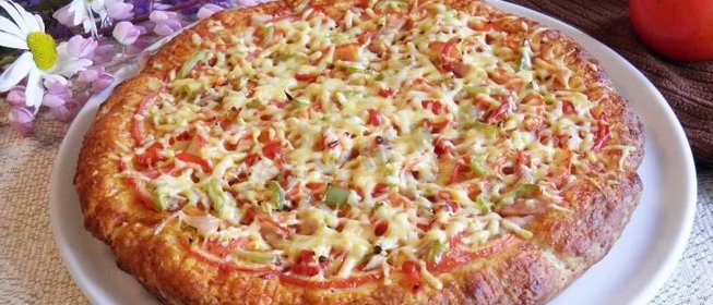 Пицца на творожном тесте с курицей