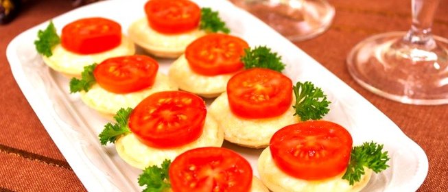 Тарталетки с сыром и помидорами