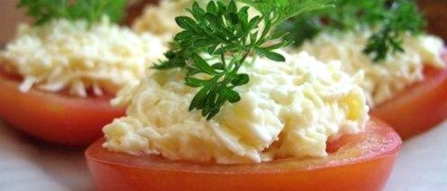 Помидоры с сыром и чесноком