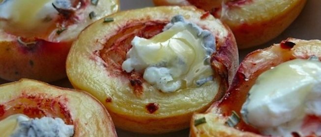 Персики, фаршированные козьим сыром, розмарином и медом