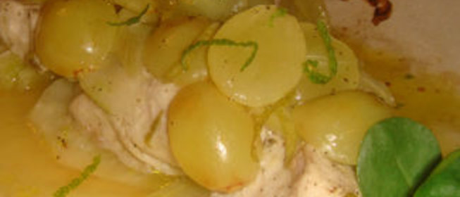 Куриная грудка, запеченная с фенхелем и виноградом в пергаменте