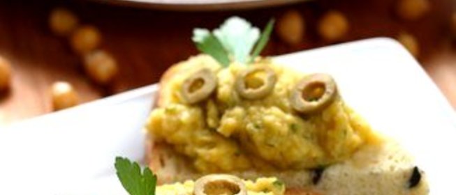 Закуска из нута, маслин и красного лука