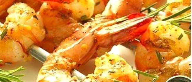 Креветки, жаренные на ветках розмарина