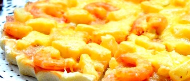 Пицца с ананасами и креветками