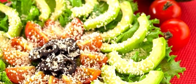 Закуска с авокадо, помидорами, маслинами и Пармезаном