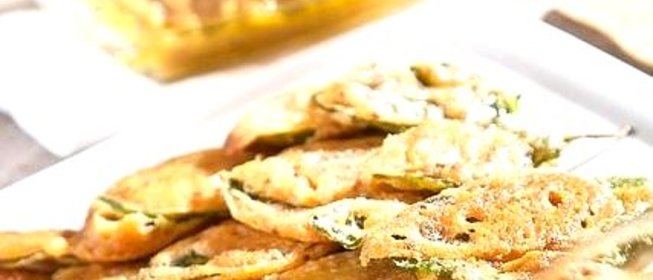 Шпинат в кляре с соусом чатни