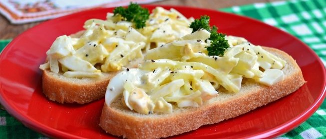 Закуска из яиц и яблок