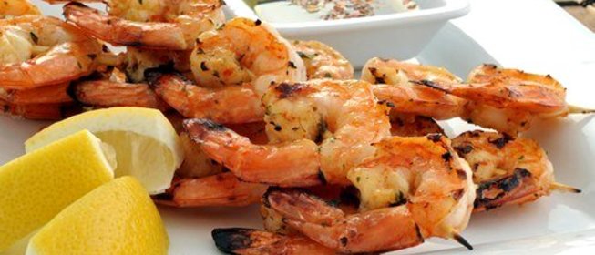 Лимонно-чесночные креветки на гриле