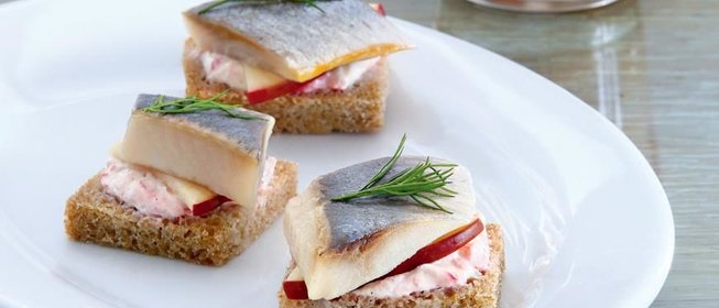 Закуска из норвежской сельди под клюквенным соусом и канапе с сельдью