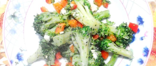 Пикантная брокколи со сладким перцем и чесноком