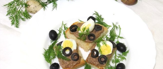 Брускетта с печенью и перепелиными яйцами