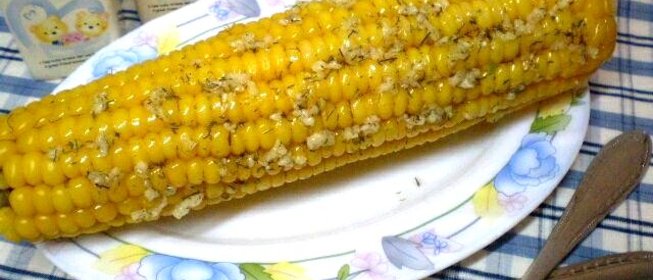 Кукуруза с чесночным маслом и укропом