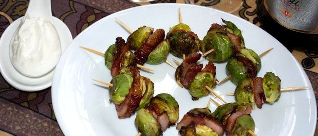Шашлычки из брюссельской капусты с беконом