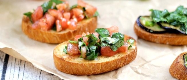 Брускетта с баклажанами и помидорами