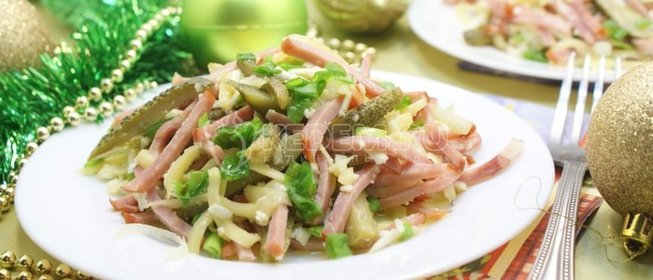 Салат из морской капусты с маринованным луком